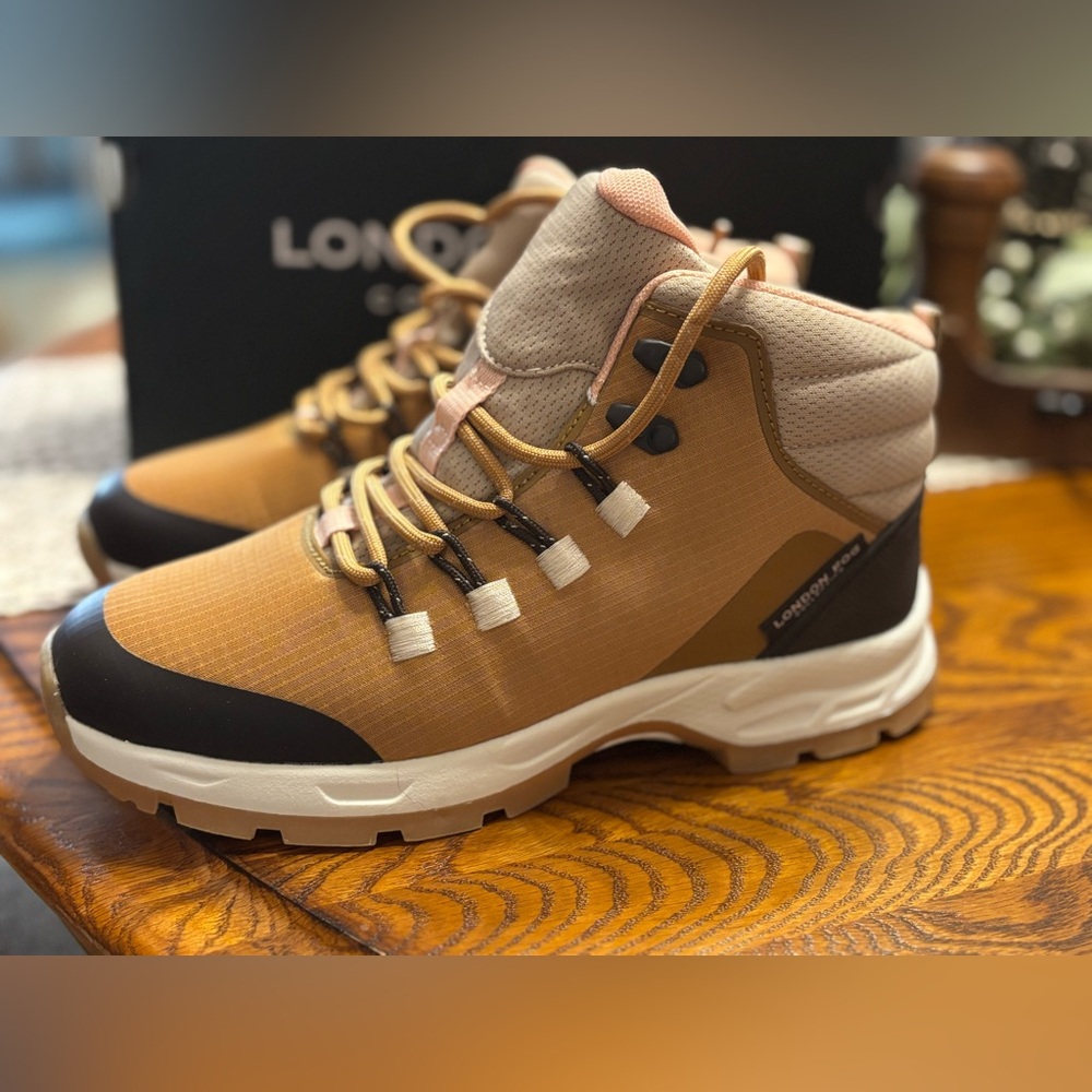 Women’s London Fog Tan Hiking Boots Sz 7M NWB
